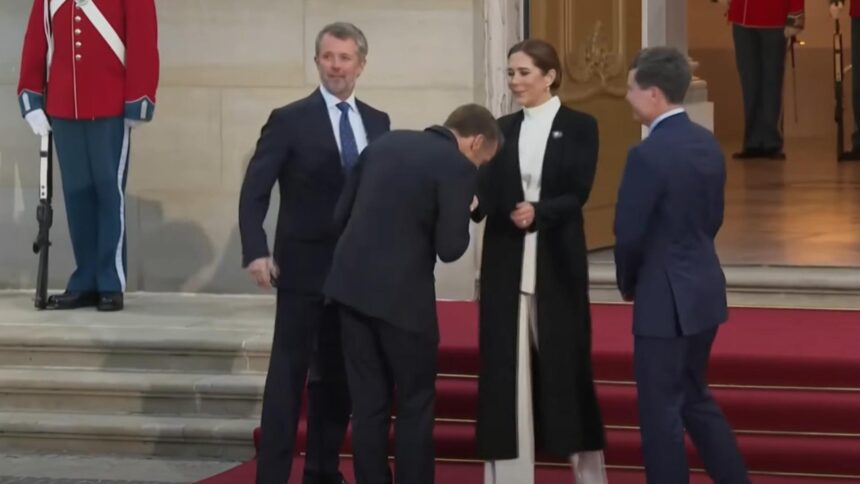 Macron în ipostază stânjenitoare: A sărutat mâna Reginei Danemarcei, iar Nicușor Dan a fost lăsat în umbră la fotografia cu familia regală 1 gafa monumentala a lui macron i a pupat mana reginei danemarcei nicusor dan uitat la poza cu familia regala video 68dd89cbca6db