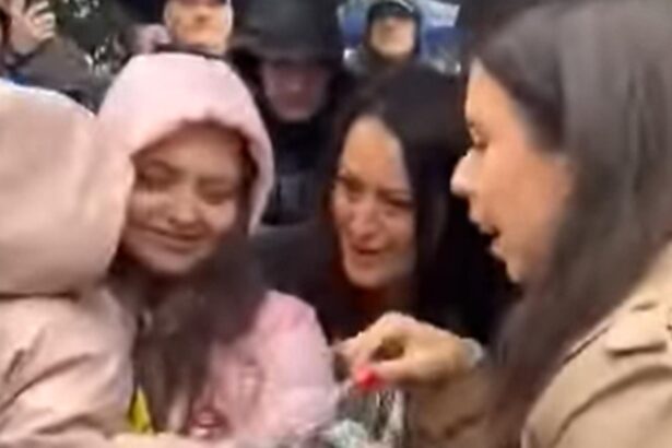 gest simbolic la buftea jurnalista alessia pacuraru a oferit bomboane copiilor veniti la actiunea de sustinere a lui calin georgescu video 68e5fc0837bab