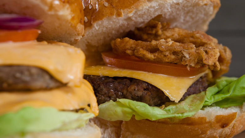 Hamburgerul extravagant de 9.000 de euro: clienții se supun unui proces de selecție și semnează un angajament de confidențialitate 1 hamburgerul de lux de peste 9 000 de euro clientii semneaza un acord de confidentialitate si sunt selectati dupa o serie de intrebari 68e4be918e609