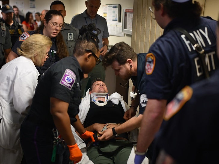 Agentul ICE lovește un fotograf, provocându-i răni în timpul unei confruntări la tribunal 1 ice agent knocks photographer down injures him in courthouse confrontation 68dd348ab89e2