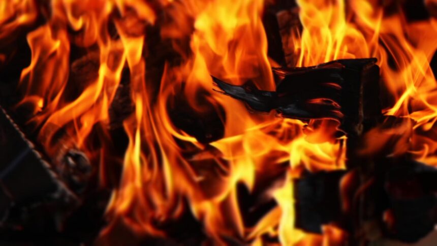 Flăcări devastatoare la un mall din Târgu Mureș – pompierii mobilizează resurse considerabile pentru salvarea celor 20 de persoane din sala de fitness 1 incendiu masiv la un centru comercial din targu mures interventie de amploare a pompierilor 20 de persoane se aflau intr o sala de fitness 68e42e6f5e51f