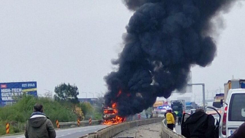 Flăcări devastatoare pe A1: trafic blocat după ce un TIR s-a aprins în timpul deplasării 1 incendiu violent pe a1 circulatie oprita dupa ce un tir a luat foc in mers foto 68e3b59a30dd7