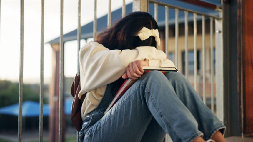 Conflict înverșunat într-un liceu din Slobozia: o adolescentă de 15 ani a fost atacată de trei colegi mai mari, iar intervenția poliției a fost imediată 1 incident violent intr un liceu din slobozia o fata de 15 ani lovita de trei colege mai mari politia s a autosesizat 68dd0a4d81094