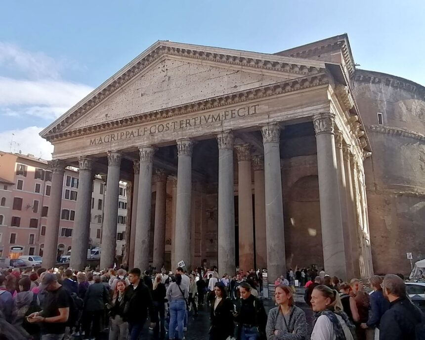 Turist mort după cădere de la Pantheon, Roma 1 japanese tourist dies in fall from pantheon in rome 68fcc970e3bfe