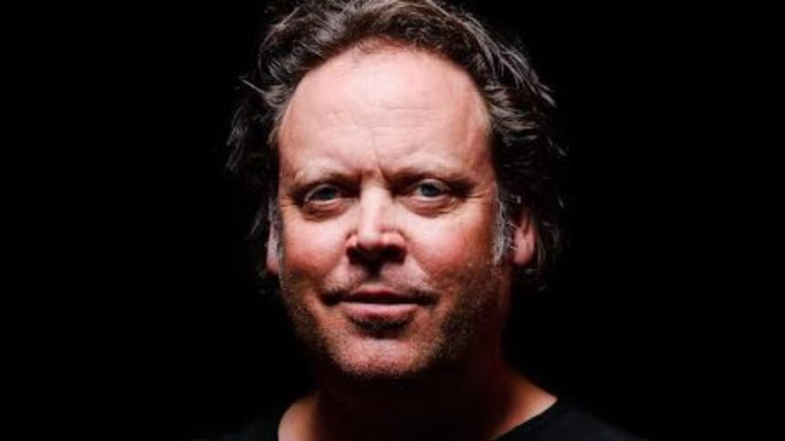 Charlie Ottley, creatorul documentarelor Wild Carpathia și Flavours of Romania, își exprimă nemulțumirea față de absența energiei electrice într-o regiune montană a României 1 jurnalistul charlie ottley realizatorul documentarelor wild carpathia si flavours of romania se plange de lipsa curentului electric intr o zona montana din tara noastra 68e15b42dc95e