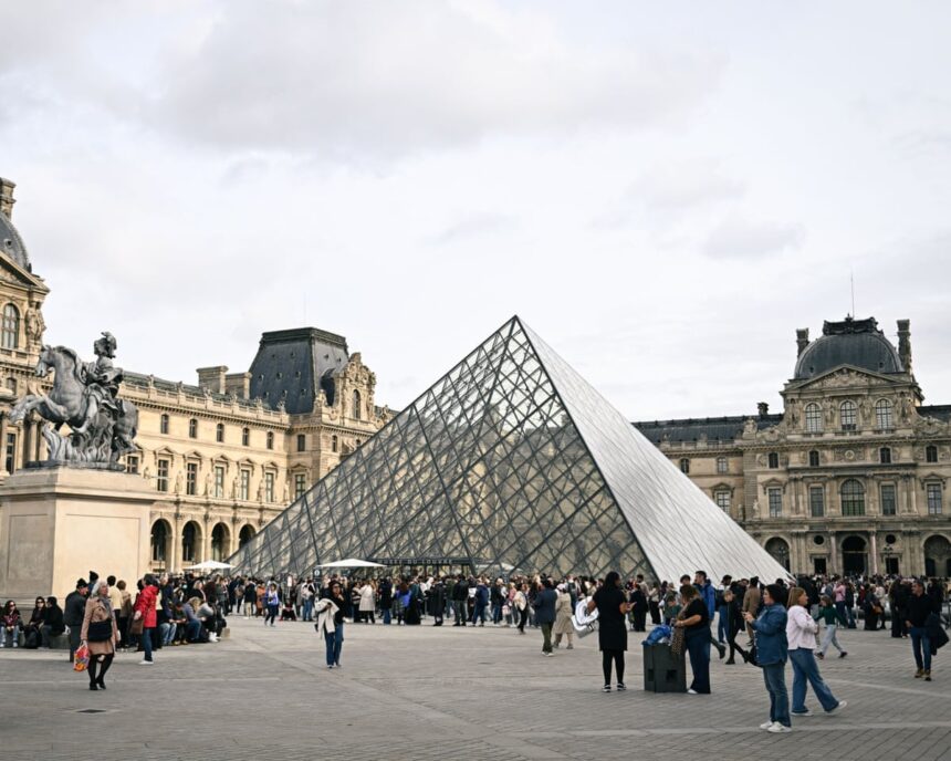 „Fereastra ruptă de la Louvre devine atracție turistică pe traseul muzeului, care își redeschide porțile după jaful cu bijuterii.” 1 just extraordinary louvre broken window now on tourist trail as museum reopens after jewel heist 68f8eb2851670