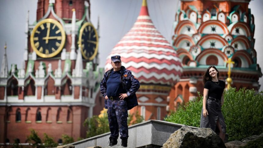 Kremlinul își resetează bugetul. Cetățenii ruși se pregătesc pentru povara fiscală a războiului 1 kremlinul strange cureaua rusii vor suporta costul razboiului prin taxe suplimentare uriase 68e3cab31dc65