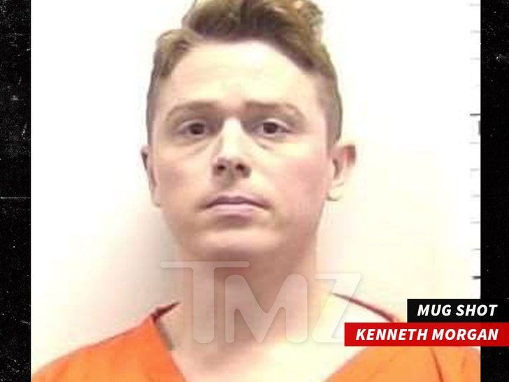 Bărbat fără uniformă nazistă înainte de fotografia oficială 1 man stripped of nazi uniform before posing for mugshot 68ffdaa2575ef