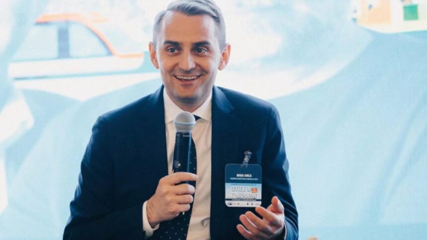 Mihai Jurcă, omul de încredere al lui Bolojan, își impune autoritatea în Guvern. A achiziționat mașini în leasing, în ciuda interdicțiilor legale 1 mihai jurca mana dreapta a lui bolojan taie si spinzura in guvern a cumparat masini in leasing desi legea interzice acest lucru 68de8268ca5f8