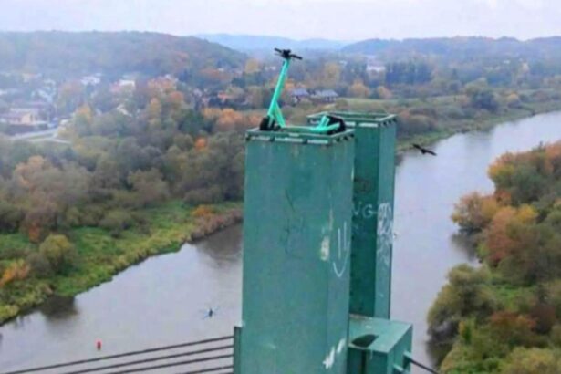 mister in polonia o trotineta electrica gasita in varful unui pod la 40 de metri inaltime pompierii au intervenit timp de trei ore 68ffd34681aca