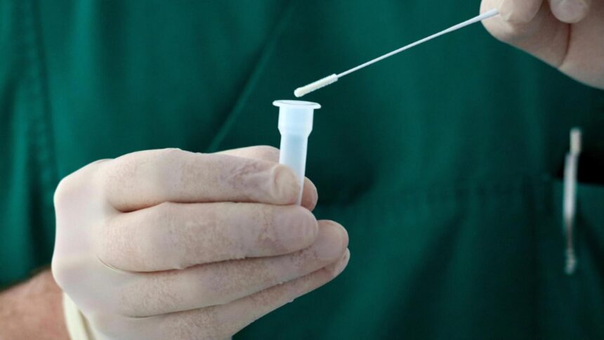 Noi tulpini de COVID se propagă cu viteză. Care este gravitatea durerilor de gât și a răgușelii? 1 noi variante covid se raspandesc rapid cat de periculoase sunt durerile in gat si raguseala 68de55b58b000