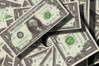 norocul unui angajat a primit din greseala un salariu de 330 de ori mai mare a decis sa si dea demisia decat sa inapoieze banii 68e3d424339d8