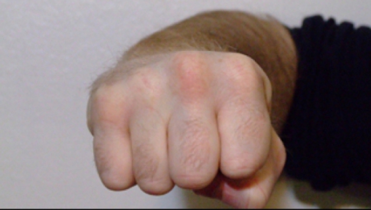 Profesor de 72 de ani, agresat de un elev în timpul lecției, a fost internat la spital în Târgoviște 1 profesor de 72 de ani batut in timpul orei de un elev la targoviste dascalul a ajuns la spital 68e9363291e6e