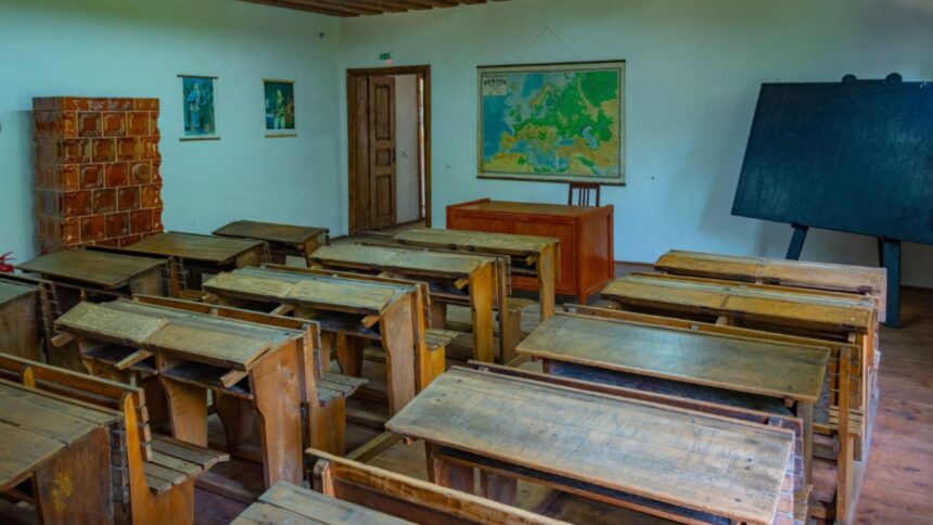 Controversă într-o școală din Vaslui: angajată de întreținere suspectată de agresiune asupra unui elev și a mamei acestuia. O investigație a Poliției și a Inspectoratului Școlar a fost demarată 1 scandal la o scoala din vaslui femeie de serviciu acuzata ca a lovit un elev si pe mama acestuia ancheta a politiei si insectoratului scolar 68dccb0336681