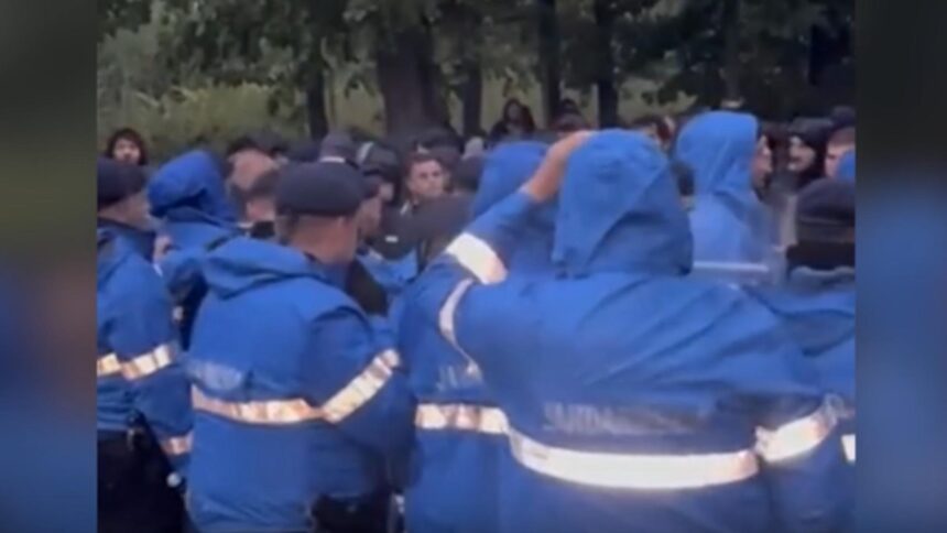 Conflict pe stadion. Fanii elvețieni au atacat jandarmii cu pietre, iar forțele de ordine au reacționat cu gaze lacrimogene 1 scandal pe stadion suporterii elvetieni au aruncat cu pietre in jandarmi fortele de ordine au ripostat cu gaze lacrimogene 68df70475175b