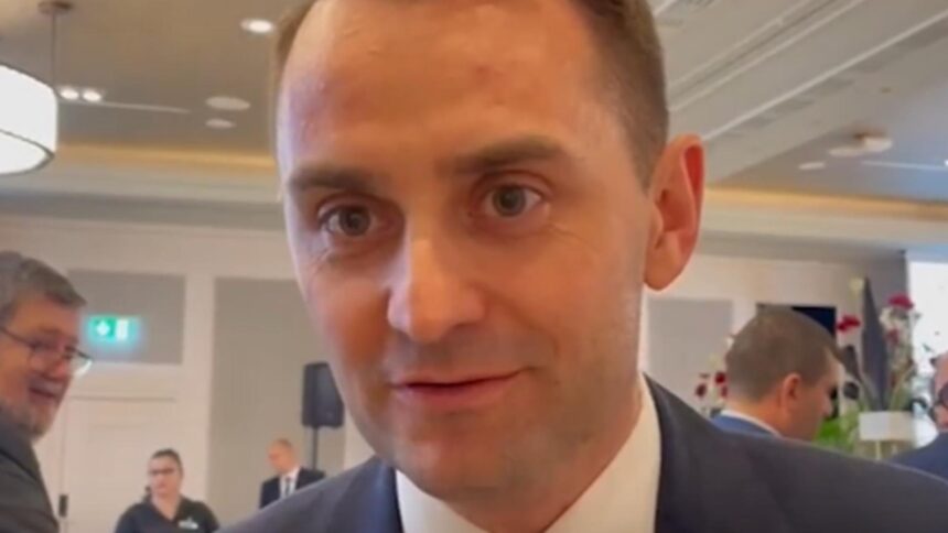 Răspuns surprinzător al purtătorului de cuvânt al lui Bolojan în fața presei: "Vă implor să nu deranjați cetățenii." 1 seful cancelariei lui bolojan reactie halucinanta in fata jurnalistilor va rog sa nu agresati oamenii 68df5d0faf88f