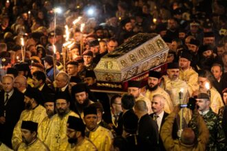 sfanta parascheva 2025 a inceput pelerinajul mii de oameni asteapta a coada programul complet video 68e62743e5b54