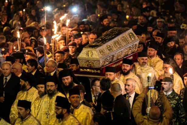 sfanta parascheva 2025 a inceput pelerinajul mii de oameni asteapta a coada programul complet video 68e62743e5b54