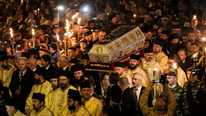 Pelerinajul de Sfânta Parascheva 2025: Mii de credincioși se adună cu speranță. Detalii despre programul festiv 1 sfanta parascheva 2025 a inceput pelerinajul mii de oameni asteapta a coada programul complet video 68e62743e5b54