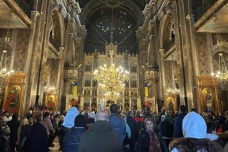 sute de oameni asteapta la catedrala mitropolitana din iasi pentru a se inchina la moastele sfintei parascheva 68e25bb9e8aaf
