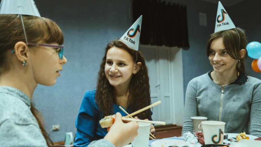 Națiunea îngrijorată de drone interzice accesul tinerilor la TikTok. Restricții pe rețelele sociale pentru cei sub 15 ani 1 tara speriata de drone interzice tiktok ul pentru tineri cei sub 15 ani ar putea avea interzis pe retelele sociale 68ea7adee1823