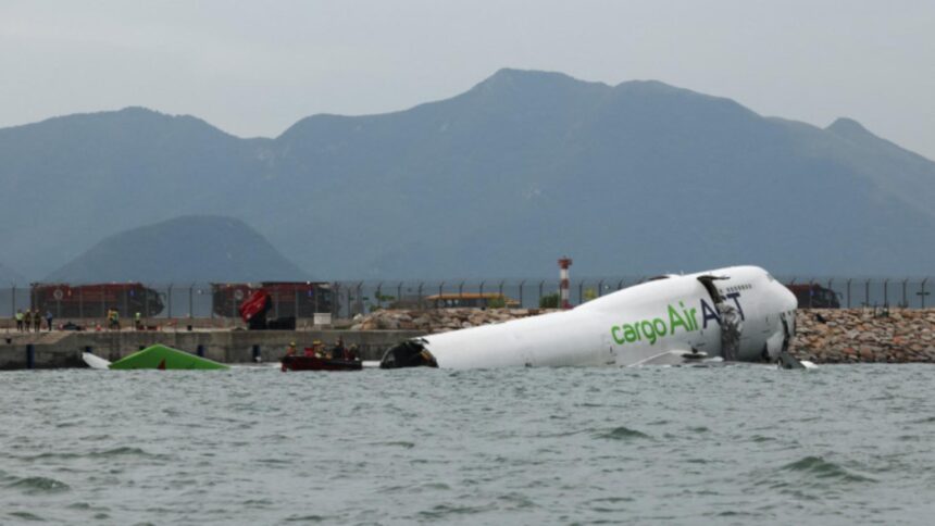 Incident tragic la Aeroportul din Hong Kong: un avion de marfă a izbit un vehicul și a căzut în ocean, soldându-se cu două vieți pierdute 1 tragedie pe aeroportul din hong kong un avion cargo a lovit un vehicul si s a prabusit in mare doi oameni au murit 68f5d9bace35f