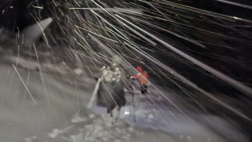 Bucureștean pierdut pe munte, recuperat de salvamontiștii sibieni: aventurierul nepregătit și fără cunoștințe despre trasee 1 turist din bucuresti ratacit pe munte salvat de salvamontistii din sibiu barbatul era echipat necorespunzator si nu cunostea traseele 68df79714f231