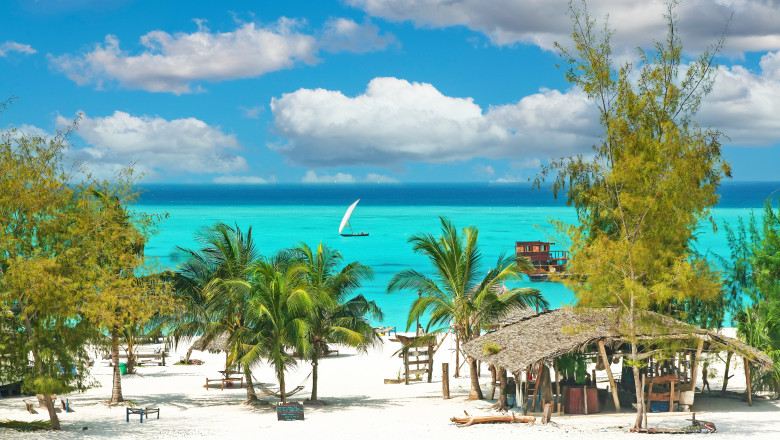 Explorarea destinațiilor exotice: românii investesc tot mai mult în locuințe în Dubai și Zanzibar