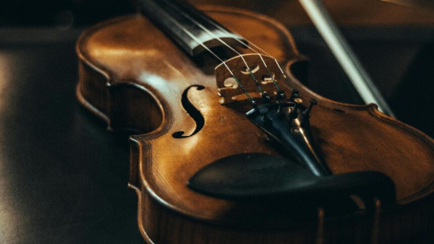 Strunele geniului: Vioara lui Albert Einstein a fost adjudecată pentru o sumă impresionantă 1 vioara lui albert einstein a fost vanduta la licitatie pentru o suma fabuloasa 68e7696e97ccd
