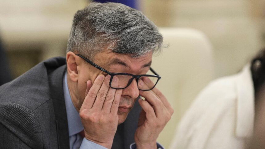 Virgil Popescu, fost șef al Energiei și Economiei, subiect de controversă pentru intențiile sale legate de Complexul Energetic Oltenia 1 virgil popescu fost ministru al energiei si economiei acuzat ca vrea sa puna crucea complexului energetic oltenia 68e422abc14f2