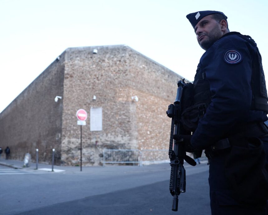 Ce îl așteaptă pe Sarkozy în închisoarea La Santé și ce a adus cu el? 1 what can sarkozy expect in la sante prison and what has he taken with him 68f76e5026039