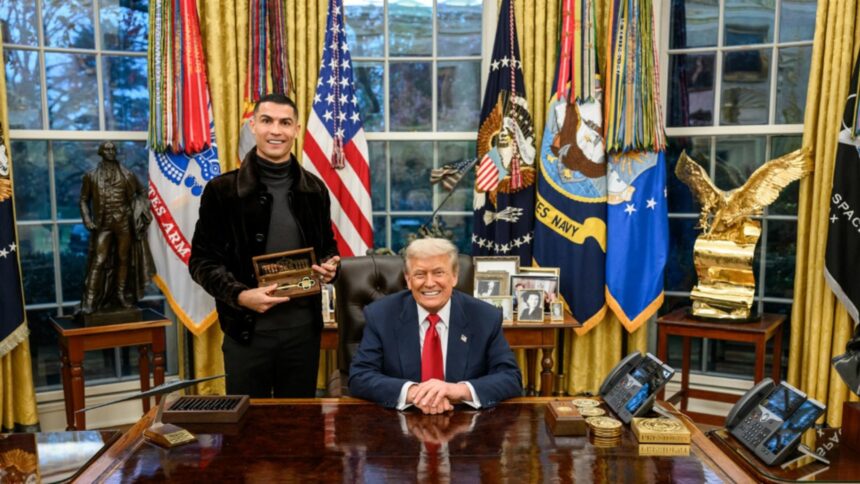 Cadoul surprinzător al lui Trump pentru Ronaldo la Casa Albă 1 cadoul ciudat pe care i l a facut donald trump lui cristiano ronaldo la casa alba 691f8712972b2