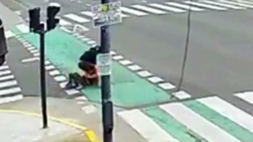 Hoții pe motocicletă eșuează în încercarea de jaf 1 doi hoti cu motocicleta au esuat spectaculos dupa ce au incercat sa jefuiasca o turista reactia femeii a devenit virala 691dbe9f5e446