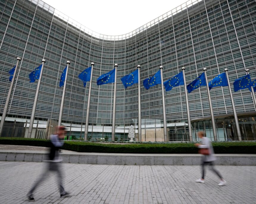 Comisia Europeană ia în considerare întârzieri la AI Act 1 european commission mulls ai act delays in face of trump and business pressure 690dfe79936da