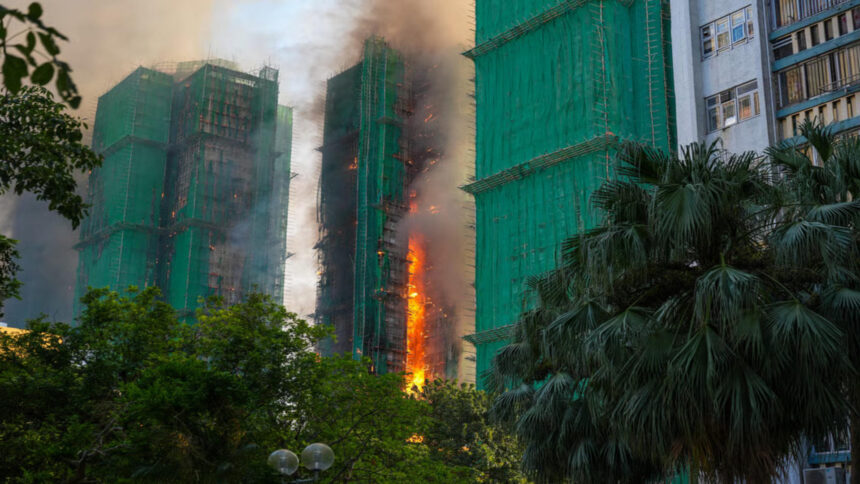 Incendiu devastator în Hong Kong: 44 de morți raportați 1 incendiu devastator in hong kong pompierii inca se lupta cu flacarile bilantul tragediei creste de la ora la ora 44 de morti si sute de disparuti 6927eecc7254a