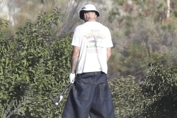 justin bieber caught on camera relieving himself in golf course bushes 69248694c5992