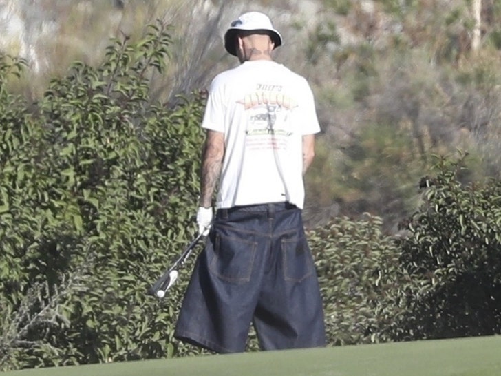 Justin Bieber prins urinând pe un teren de golf 1 justin bieber caught on camera relieving himself in golf course bushes 69248694c5992