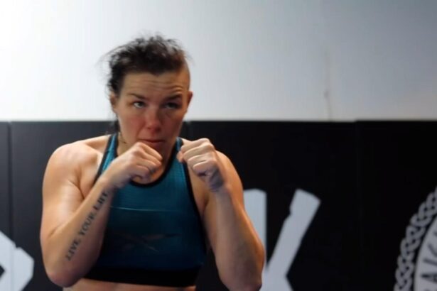 o luptatoare de mma a batut doi politisti intr un conflict pe aeroport oamenii legii au ajuns la spital 692b5eec6a48e