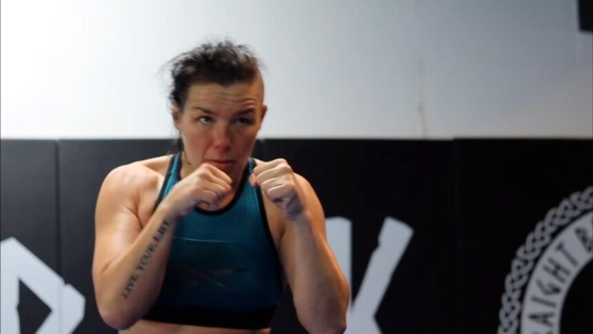 Luptătoare MMA, confruntare cu polițiștii pe aeroport 1 o luptatoare de mma a batut doi politisti intr un conflict pe aeroport oamenii legii au ajuns la spital 692b5eec6a48e