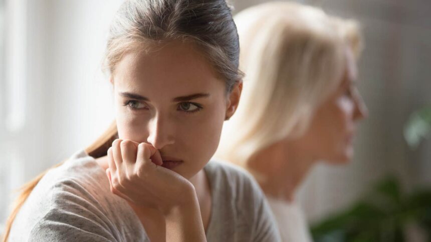 11 comportamente ale celor care vizitează părinții din obligație 1 people who only visit their parents out of obligation always do these 11 things while theyre there 692b82c67c9f6