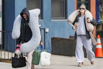 pete davidson snapped carrying pregnancy pillow for girlfriend elsie hewitt 69091aead4b25
