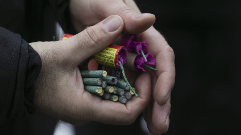 Controale stricte la petarde și artificii în România 1 politia romana a anuntat controale stricte la petarde si artificii verificari inclusiv pe internet si la firmele de curierat 69204105d8b8f