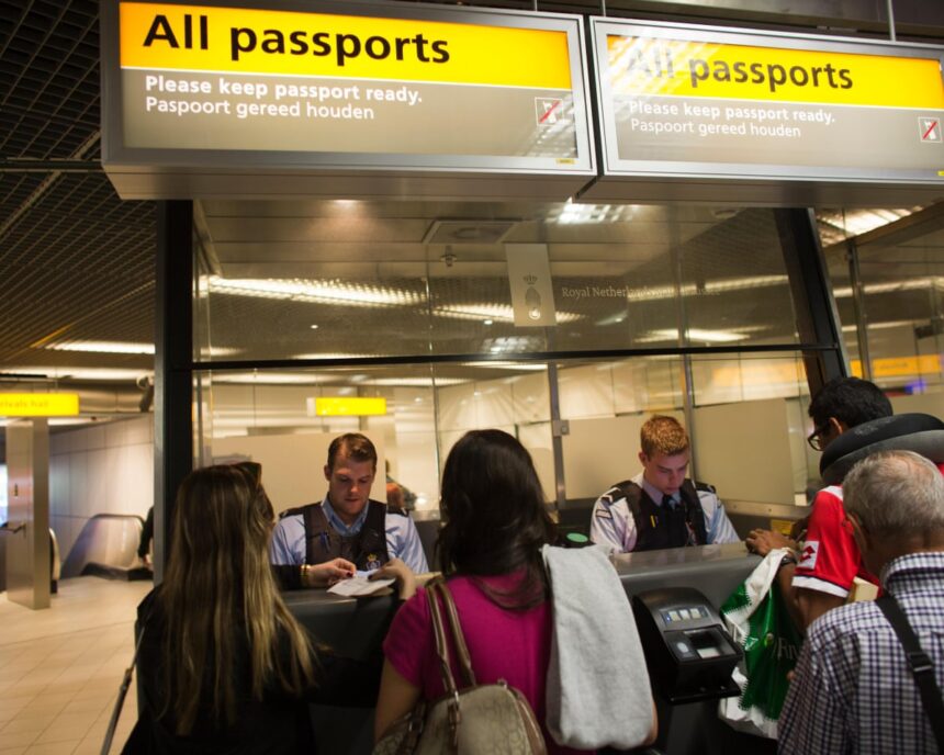 Critici la adresa UE pentru interzicerea vizelor rușilor 1 putin opponents criticise eu ban on multi entry visas for russians 691590c499b5c