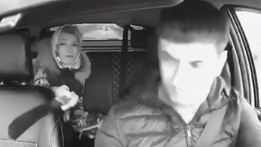 Pasagera cu macetă forțează șoferul să schimbe muzica 1 scena socanta intr un taxi o pasagera a scos o maceta si l a fortat pe sofer sa schimbe muzica pentru ca nu era pe gustul ei video 691b22afdfc0c