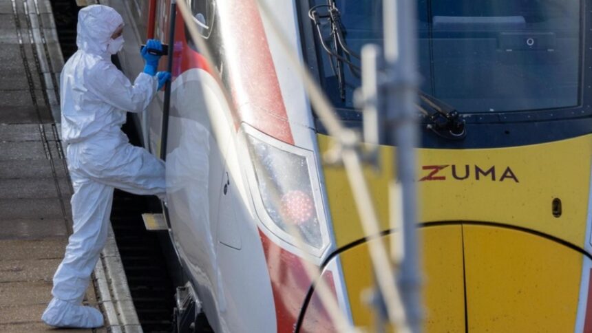 Zece pasageri înjunghiați într-un tren din Marea Britanie 1 scene de groaza intr un tren din marea britanie zece pasageri injunghiati marturiile disperate ale victimelor 69086d4addb66