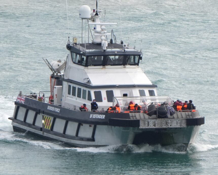 Bărbat deportat revine în Marea Britanie cu o barcă mică 1 second man deported under one in one out scheme returns to uk on small boat 6911ef842013e