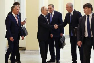 trump envoy reportedly told kremlin official that ukraine must cede land for peace deal 692635b9a7c8c