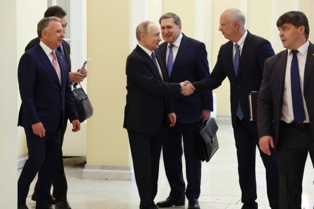 trump envoy reportedly told kremlin official that ukraine must cede land for peace deal 692635b9a7c8c