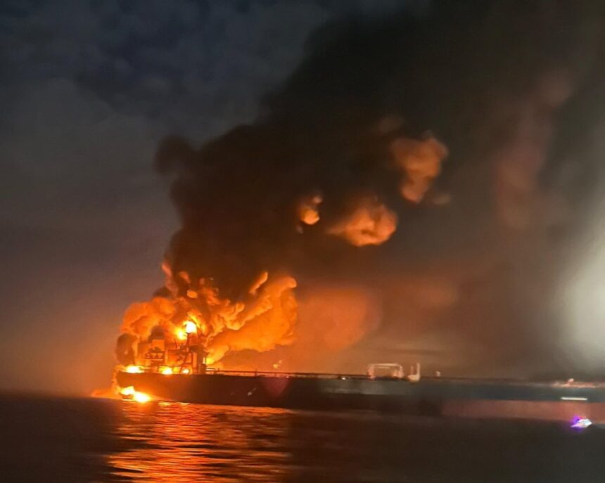 Dronelor ucrainene atacă două petroliere ruse în Marea Neagră 1 ukrainian naval drones strike two russian oil tankers in black sea 692bd016161b9