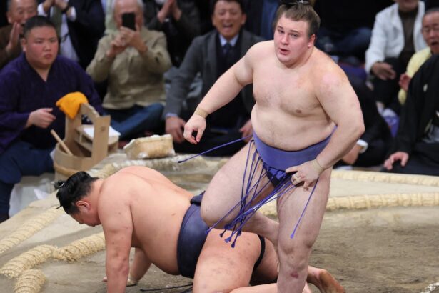 ukrainian refugee danylo yavhusishyn wows japan to win his countrys first elite sumo title 692384a70e347